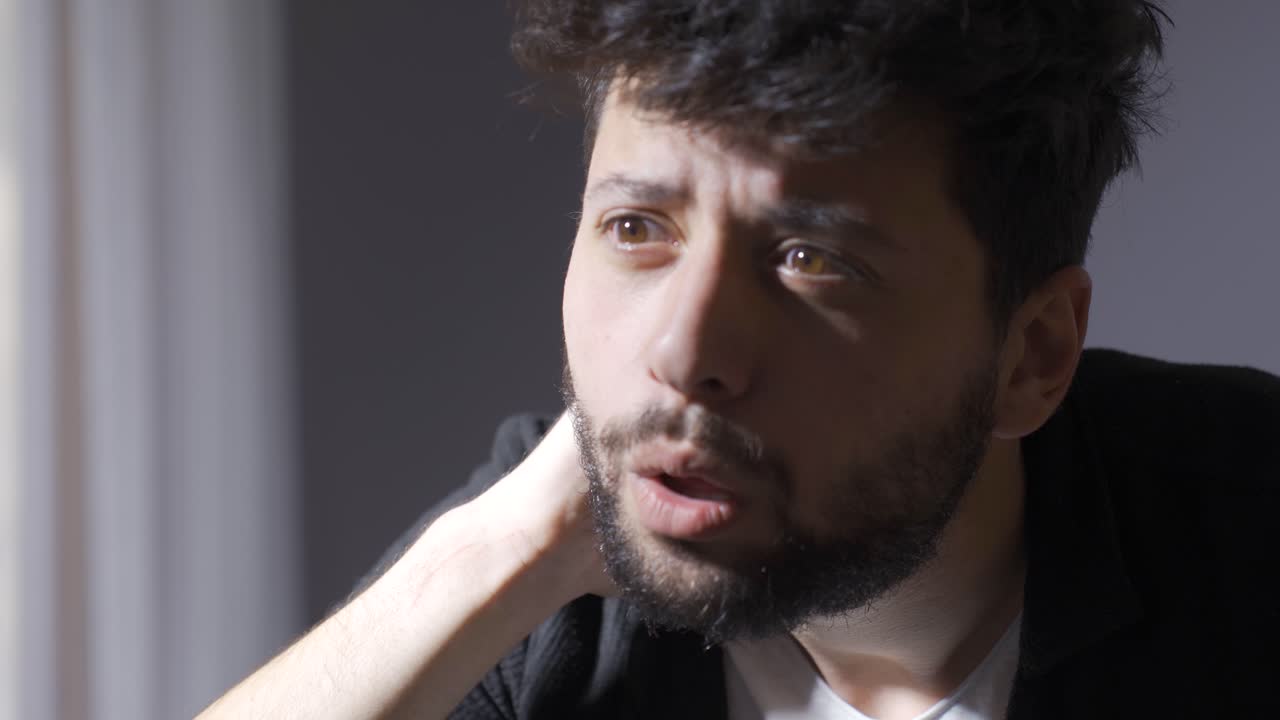 un joven con enfermedad mental está en casa. un hombre loco.