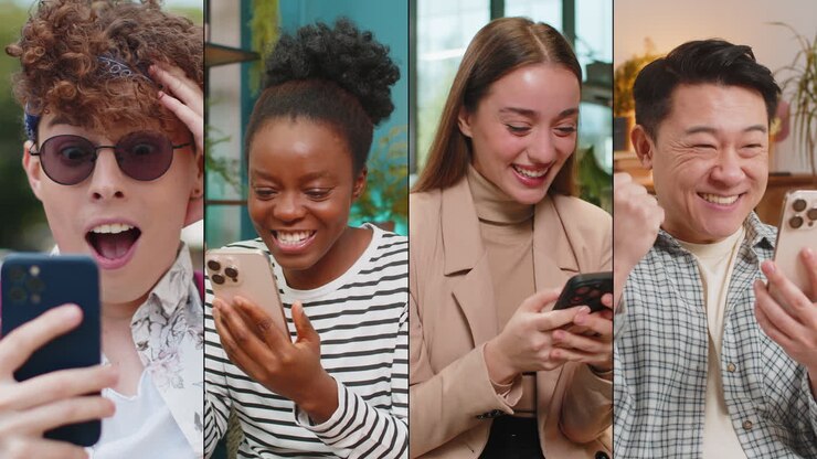 Collage de personnes heureuses et enthousiastes, hommes et femmes utilisant un smartphone pour célébrer une victoire ou une bonne nouvelle en jouant à un jeu