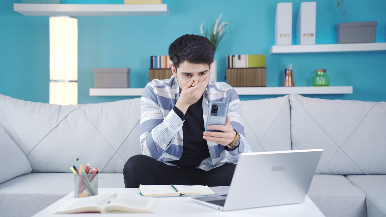 속이고 버려진 젊은이는 화가 나고 감정적입니다.