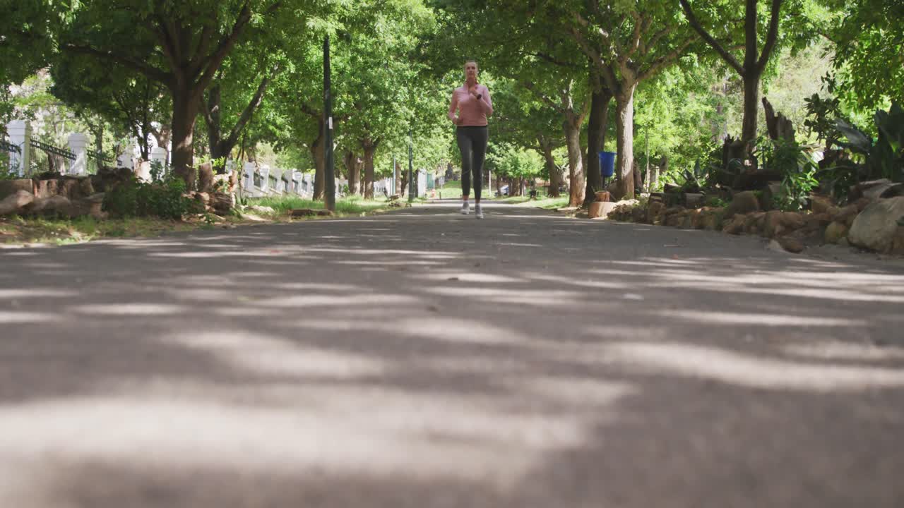공원에서 달리는 고위 여자