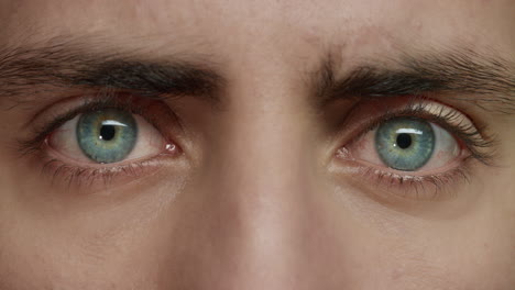 Nahaufnahme-Der-Augen,-Die-Einen-Jungen-Mann-Mit-Einem-Wunderschönen-Optometriekonzept-Mit-Blauer-Iris-öffnen