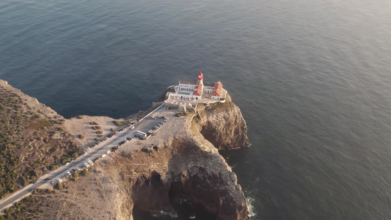 paisaje marino aéreo cinematográfico del faro de cabo de sao vicente en la cima de un acantilado escarpado rodeado por el océano atlántico