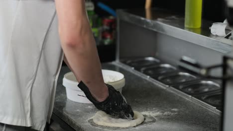 amasar la masa con guantes para pizza