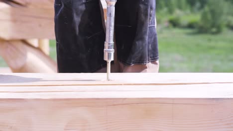 construcción de cabañas de madera - perforación de vigas de madera