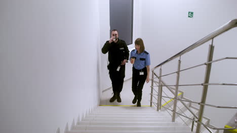 equipo en uniforme subiendo las escaleras