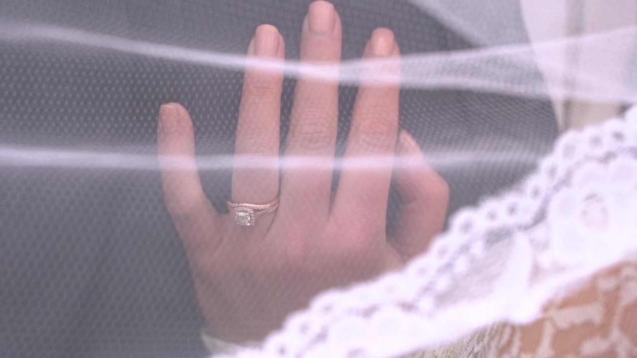 신부의 베일 아래 로맨틱하고 우아한 신부와 신랑