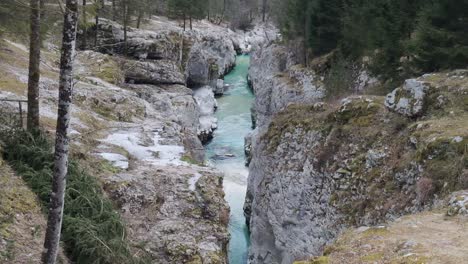Hermosa-Vista-Del-Agua-Turquesa-Bajando-Por-El-Río-En-El-Río-Soca,-Eslovenia