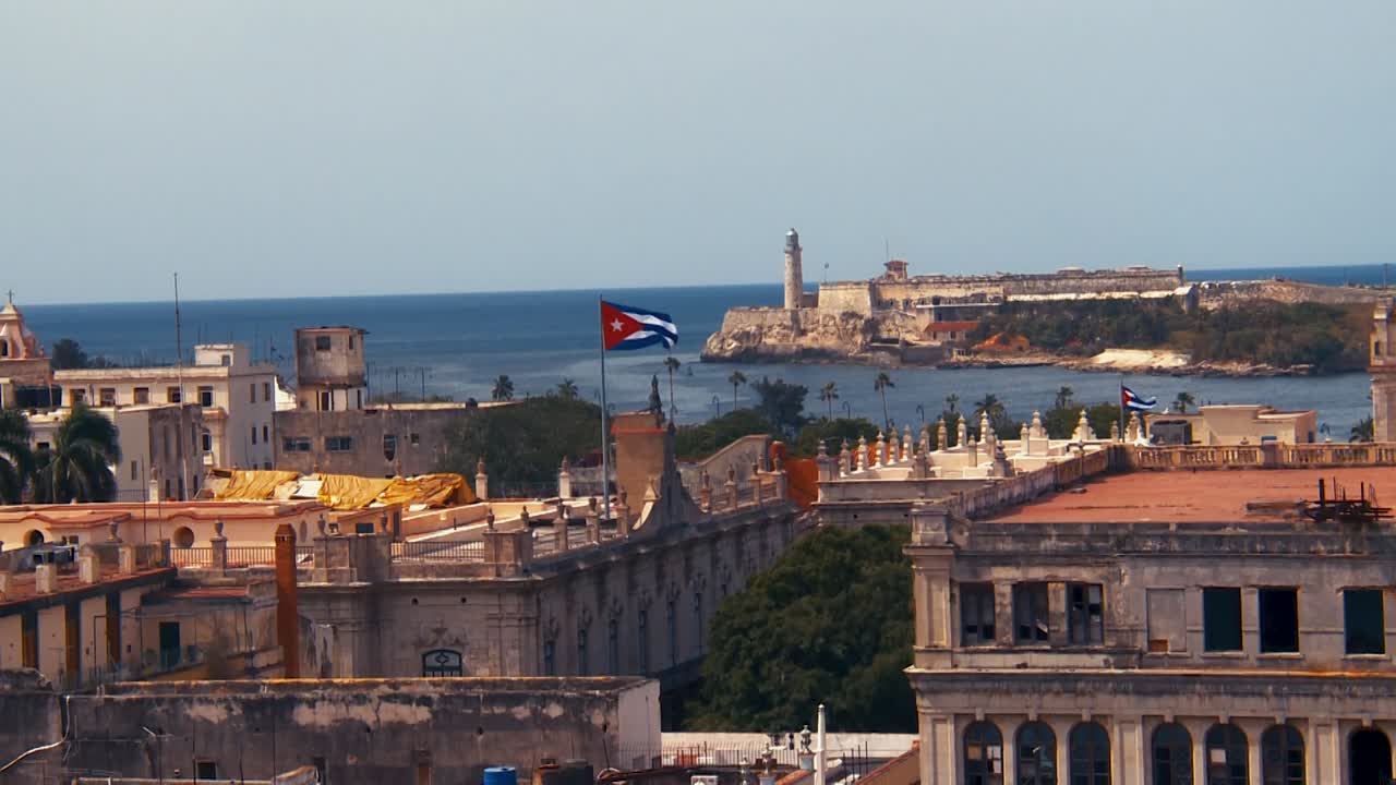 vista del fuerte y el castillo del morro en la habana, cuba y vista del océano