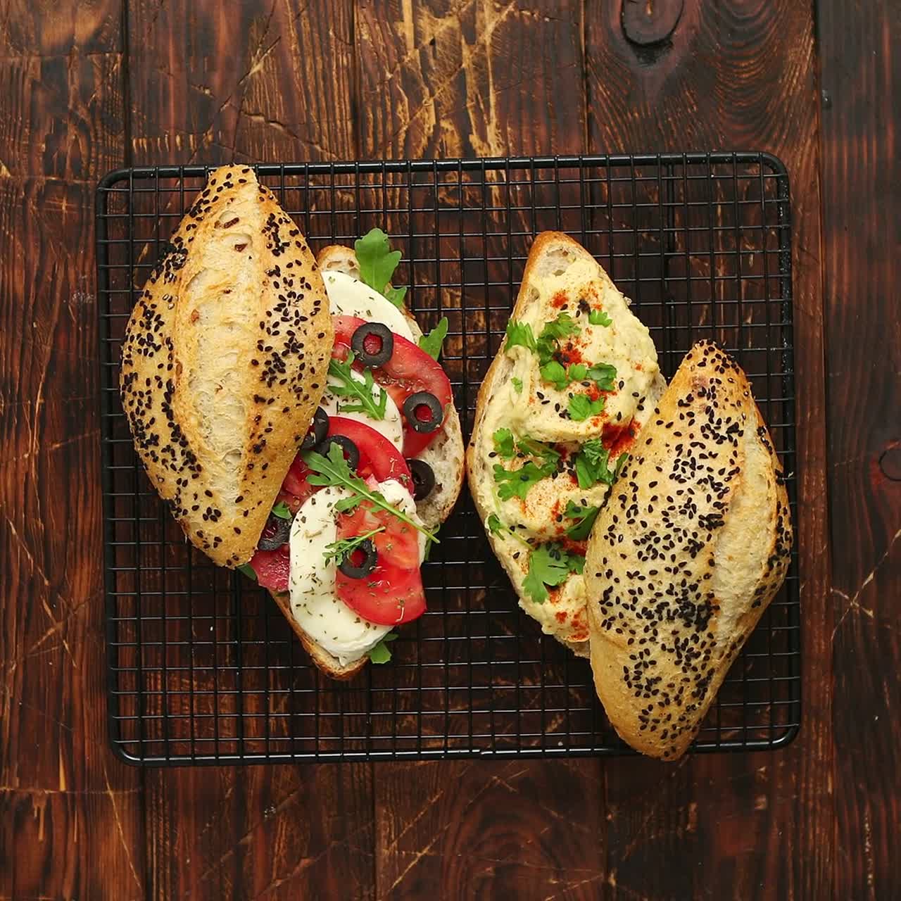 sándwiches orgánicos frescos con hummus y queso mozarella colocados en parrilla negra