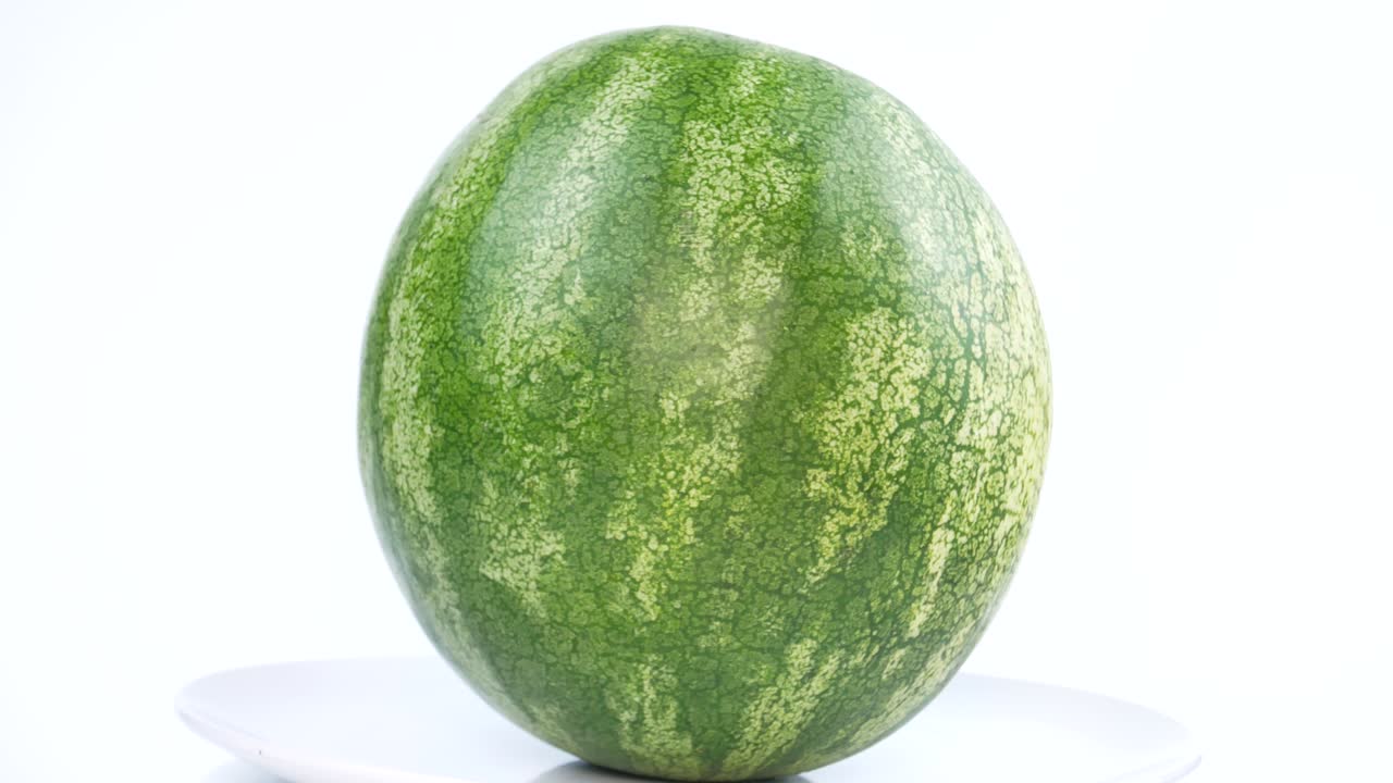 녹색 줄무의 수박이 원을 고 수박의 수확, 달한 음식, 채식주의 음식, 가정 주방, 농업, 음식 메뉴, 색 배경, 비디오