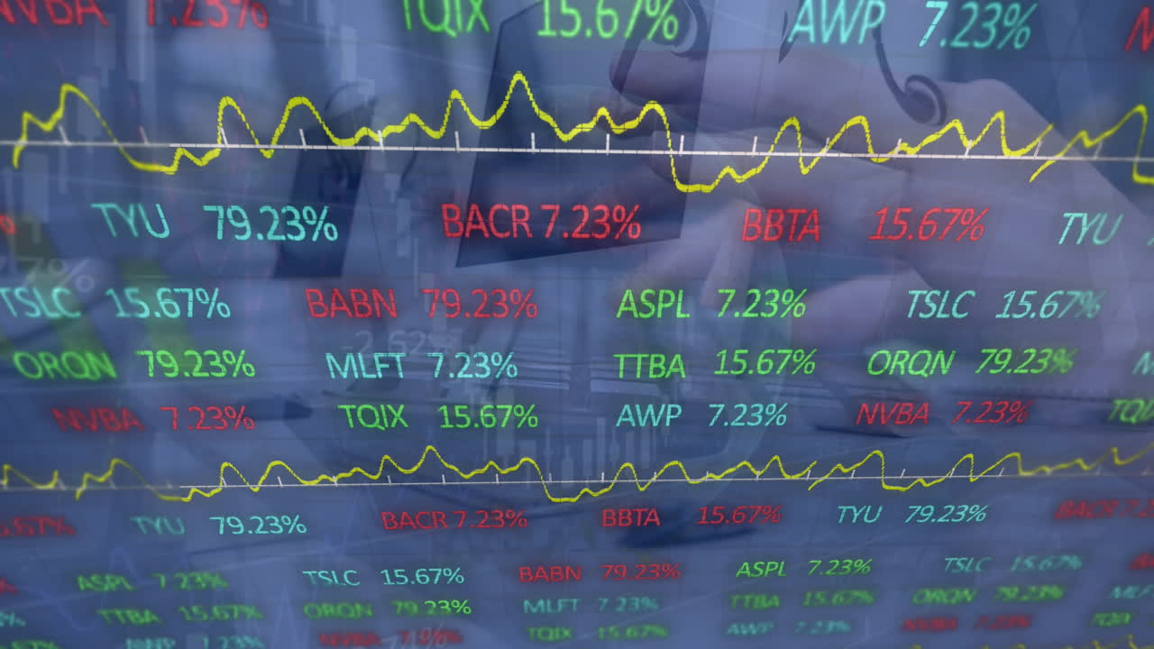 Animasjon av finansiell databehandling over kaukasisk mann som bruker bærbar PC