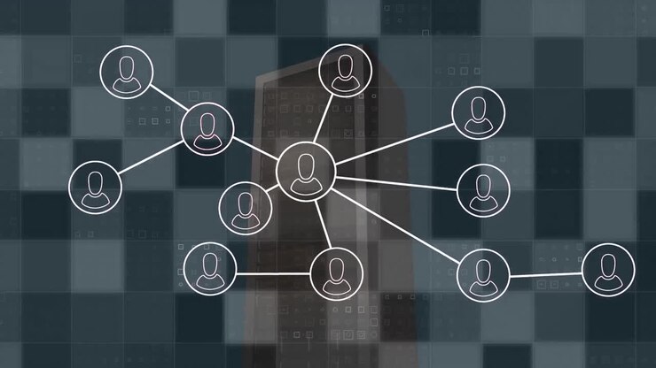 Animazione di rete di connessioni con icone di persone su un server.