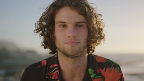 Primer-Plano-Retrato-De-Un-Joven-Atractivo-Sonriendo-Alegre-Usando-Una-Camisa-Aloha-Al-Atardecer