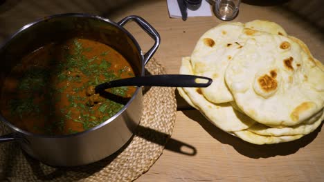 Toma-De-Arriba-Hacia-Abajo-De-La-Cena-Preparada-Para-La-Gran-Familia-En-Casa-Por-La-Noche