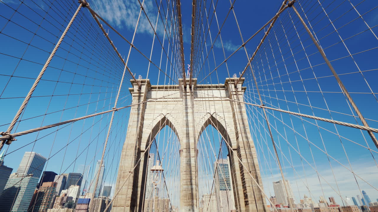 브루클린 다리와 그 뒤에 맨해튼의 고층 빌딩의 윤곽