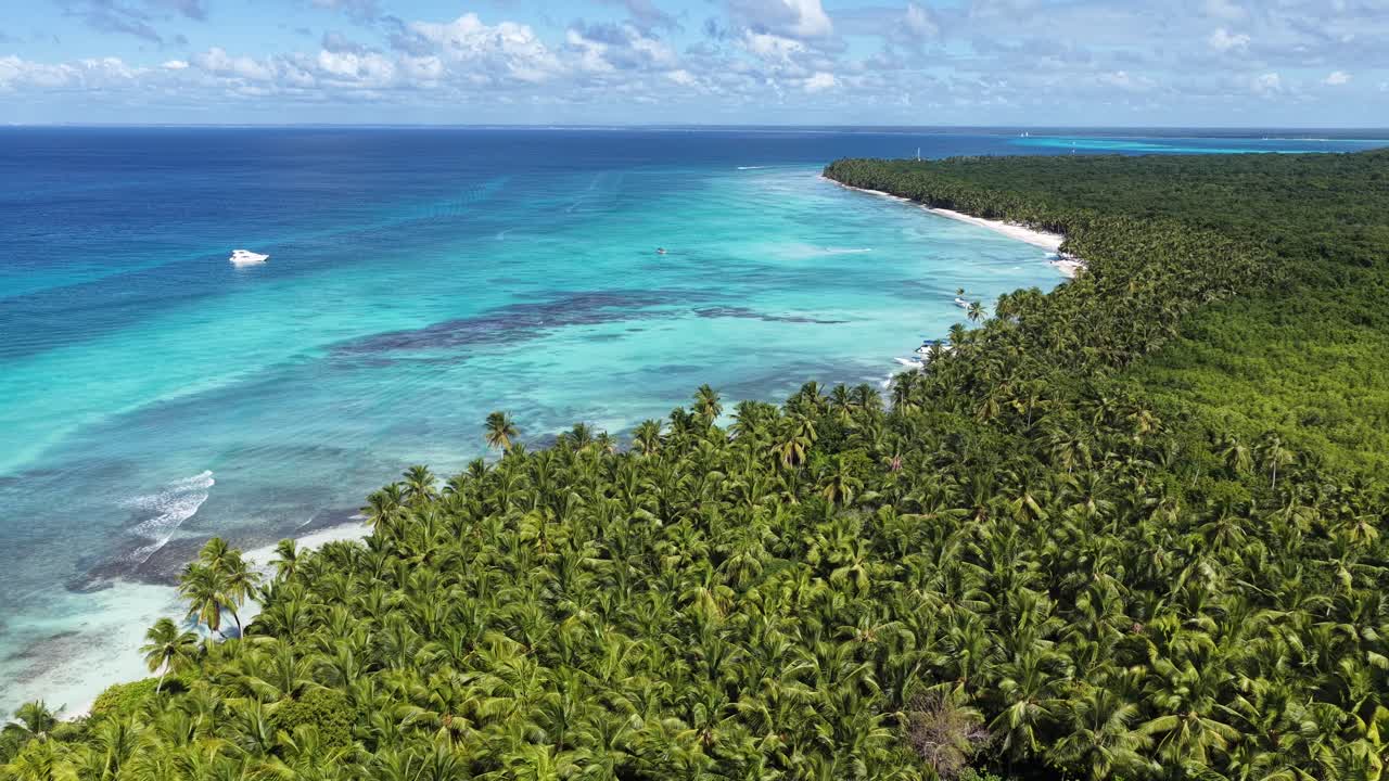 Horizon de l'île de Saona à Punta Cana, République Dominicaine. Paysage de plage avec des nuances de bleu de la mer. Une destination de voyage incontournable.