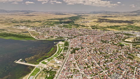 Beyşehir-Turquía-Aérea-V3-Vista-Panorámica-Cinematográfica-De-ángulo-Alto,-Drone-Sobrevuela-La-Ciudad-Junto-Al-Lago-Capturando-El-Hermoso-Paisaje-Del-Lago-De-Agua-Dulce-Con-Vistas-Al-Paisaje-Montañoso---Filmado-Con-Mavic-3-Cine---Julio-De-2022