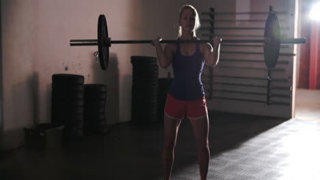 Mujer,-Entrenamiento-Con-Pesas,-Con,-Barras,-En,-Un,-Gimnasio