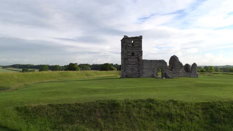 Iglesia-De-Knowlton,-Dorset,-Inglaterra.-Cacerola-Lenta