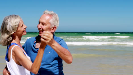 Pareja-Mayor-Tomando-Un-Helado-En-La-Playa