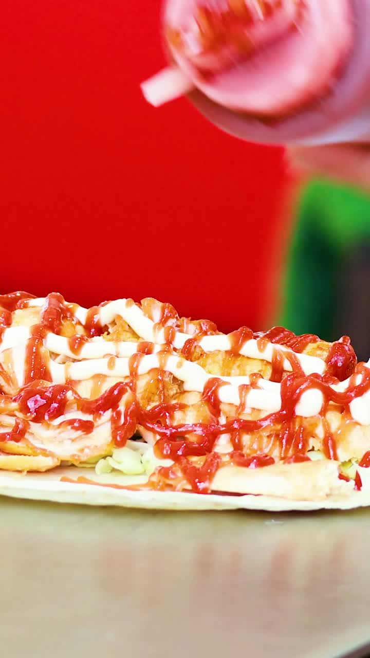 케바브 포장 에 소스 가 첨가 되고 있다