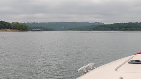 Blick-über-Die-Backbordseite-Des-Bootes,-Während-Sie-Sich-Am-Ufer-Des-Table-Rock-Lake-In-Missouri-Entlang-Bewegen