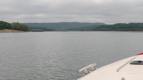 punto de vista sobre el lado de babor del barco mientras se mueve a lo largo de la orilla del lago table rock en missouri