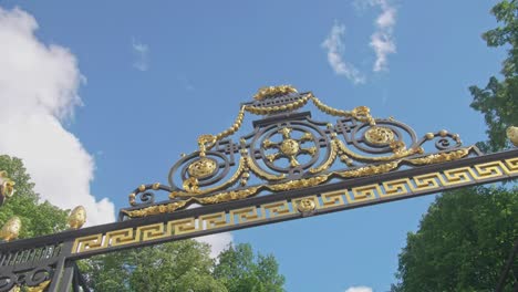 Zeitlupenaufnahmen-Eines-Königlichen-Eingangs-Zum-Sommergarten,-Sankt-Petersburg-Mit-Goldenen-Elementen,-Alten-Ornamenten,-Blauem-Himmel