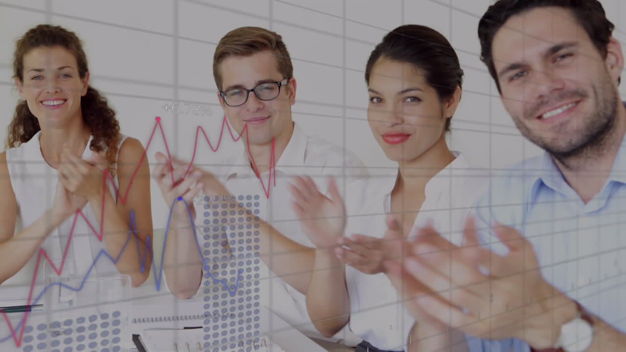 анимация обработки финансовых данных над различными деловыми людьми в офисе