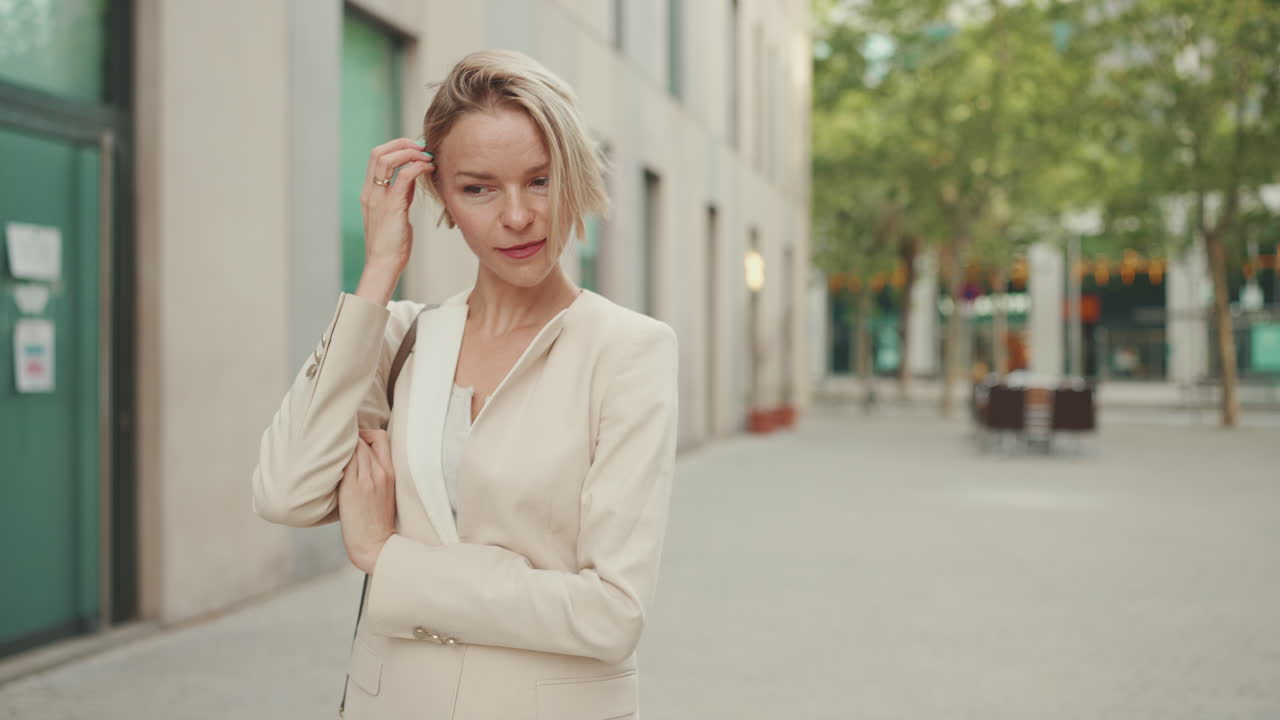 도시 거리에서 사업가