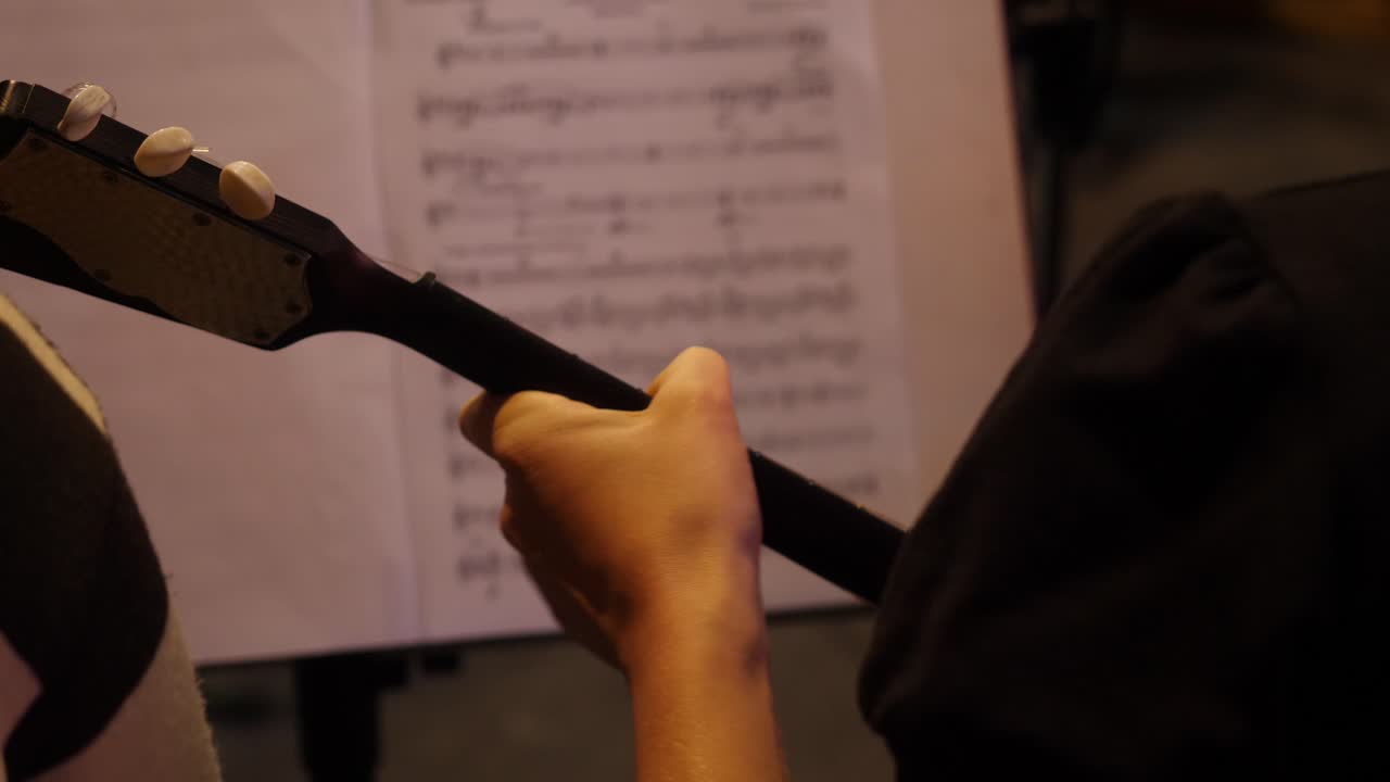 기타 를 연주 하는 사람