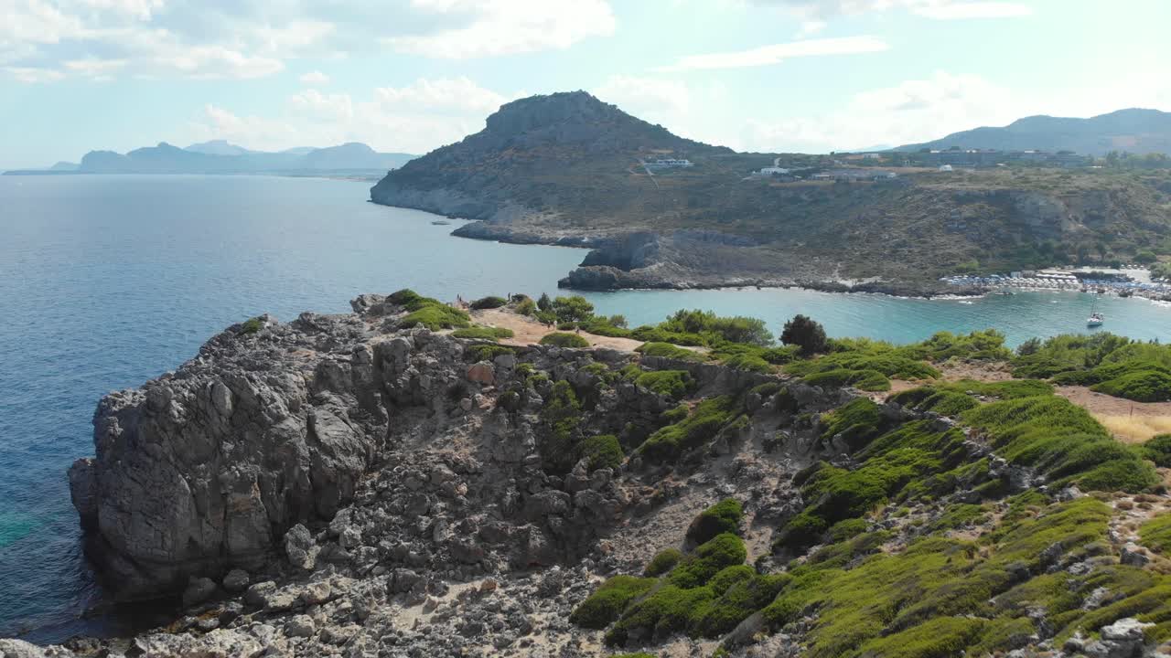Veduta aerea della costa sull'isola di Rodi, vicino alla Baia di Ladiko e alla Spiaggia di Anthony Quinn.