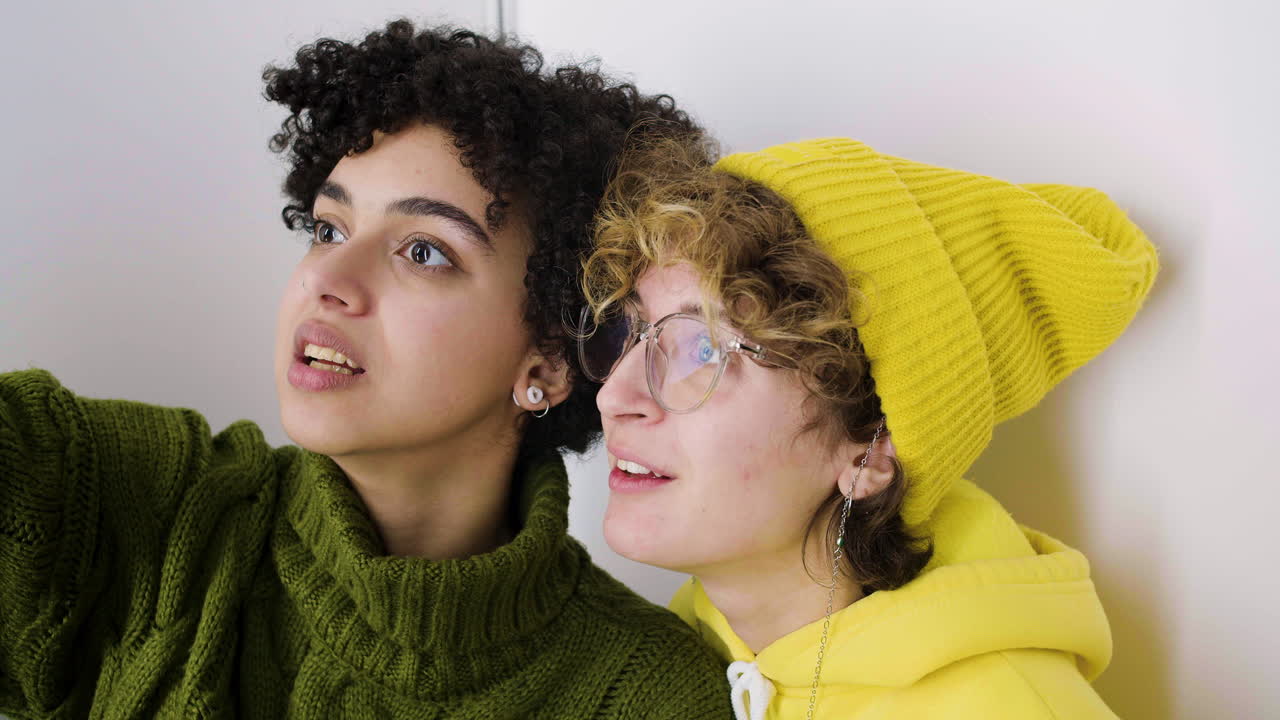 подруги проводят время вместе