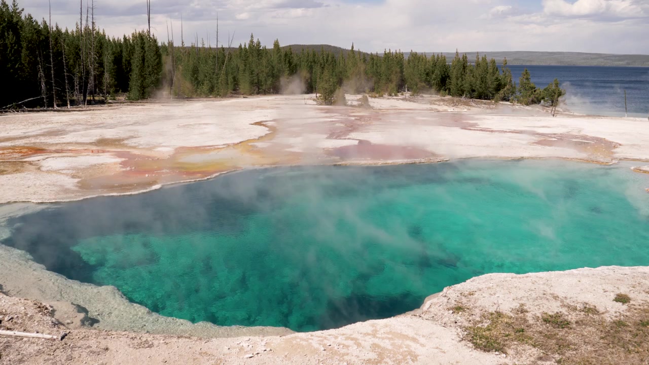 Hydrotermisk avgrunnsbasseng, krystallblått vann, Yellowstone nasjonalpark, Wyoming.