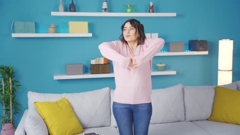 la mujer se huele las axilas y está disgustada.