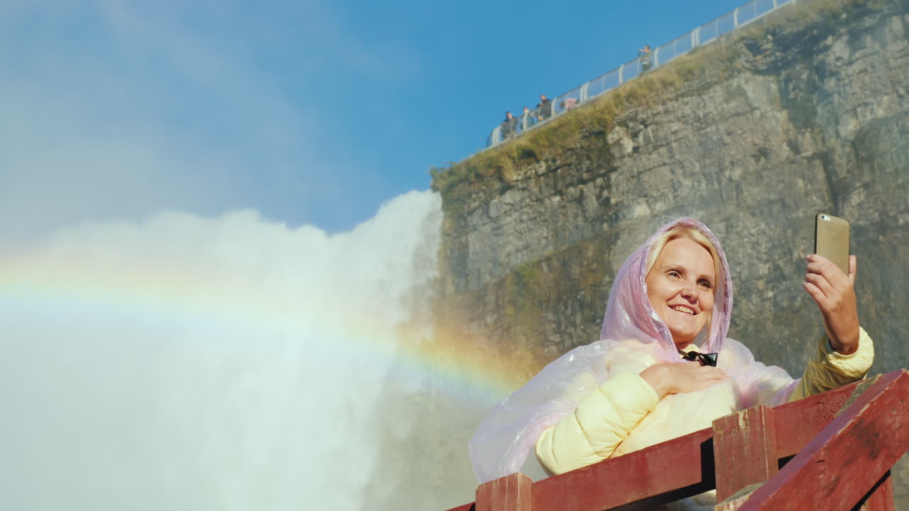 나이아가라 폭포 옆에서 셀카를 찍는 여성