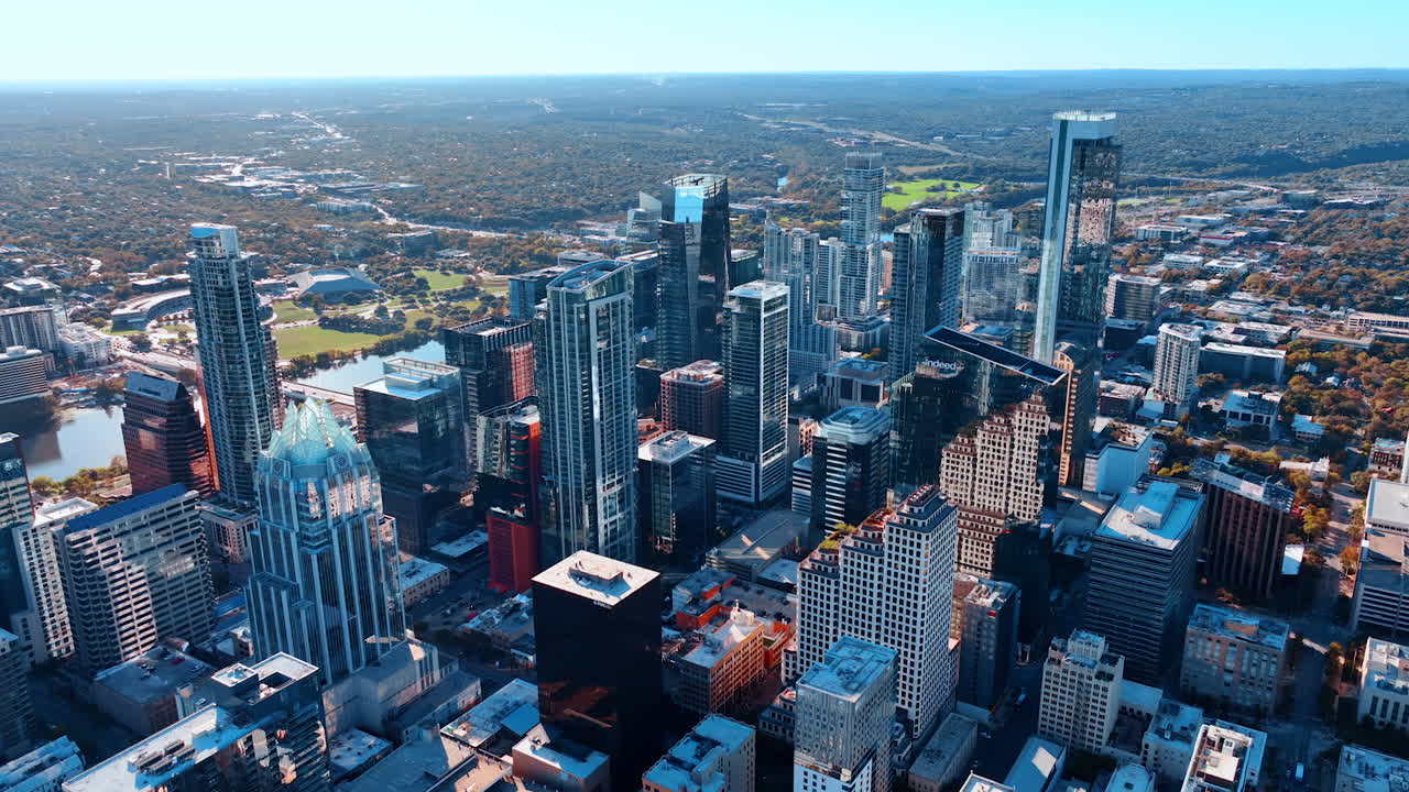 Austin, EE. UU., 21 de noviembre de 2025: Impresionante horizonte urbano de Austin (Texas) desde gran altitud. Vista aérea detallada del distrito central de negocios, con la Frost Bank Tower y varios rascacielos de oficinas.