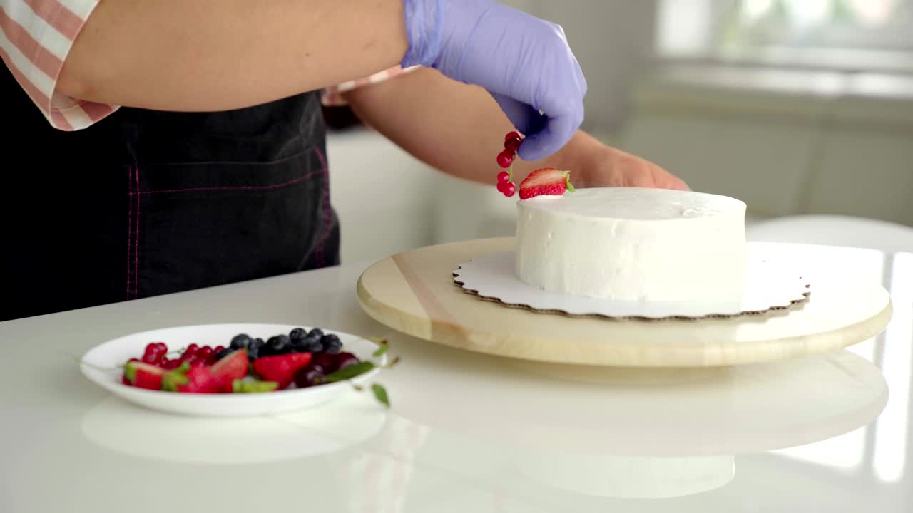 소녀, 수석 과자 제조업자, 숲 베리, 딸기, 집에서 만든 케이크를 장식