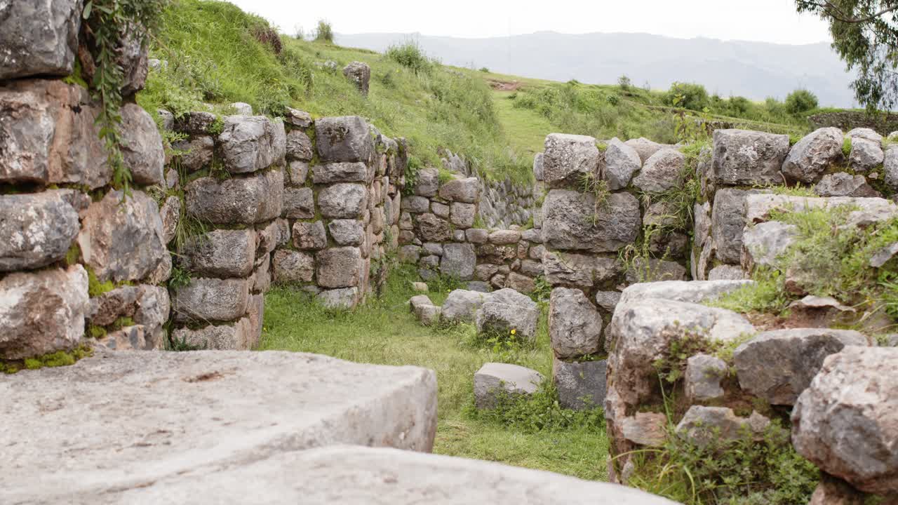 Mura di pietra di Cusco dal tempio delle scimmie nella periferia della città, 4k 50fps