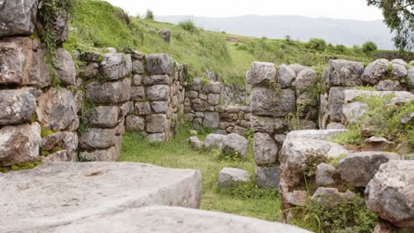 muros de piedra de cusco desde las afueras de la ciudad del templo de los monos 4k 50fps