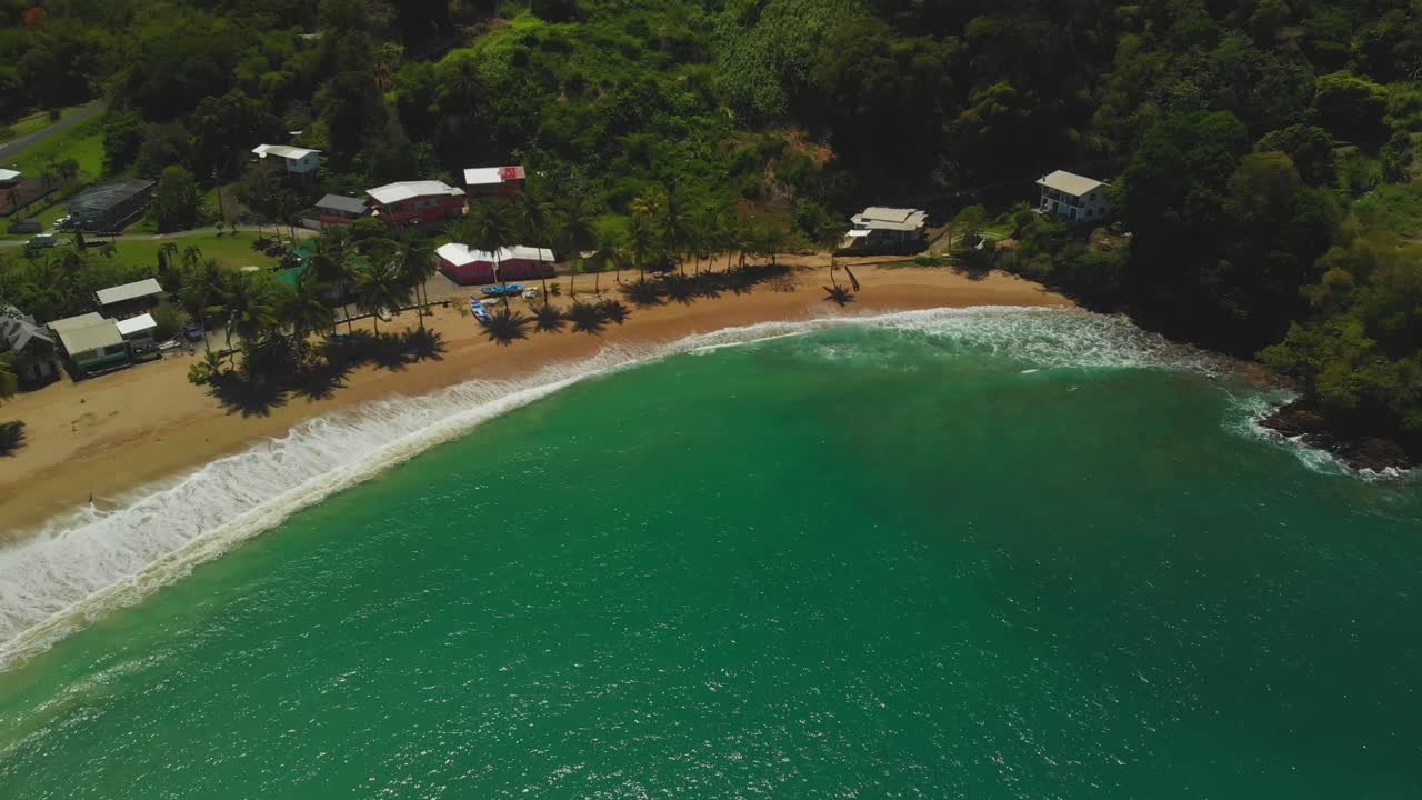 toma épica de 360 drones del pueblo pesquero de parlatuvier en la costa noroeste de tobago