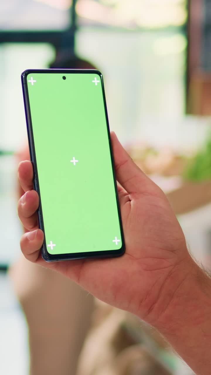 Il proprietario di video verticali usa il green screen su smartphone