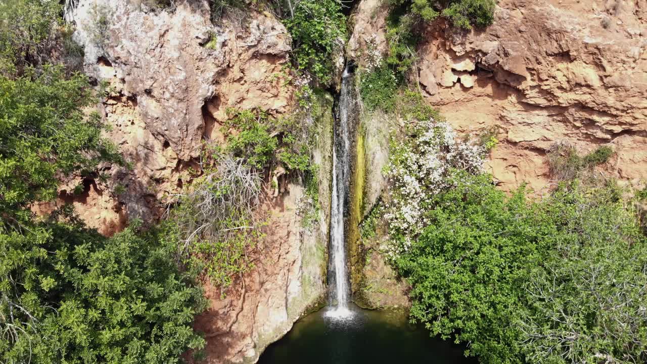 cataratas vigario, vista aérea de las hermosas cascadas en alte, algarve, portugal