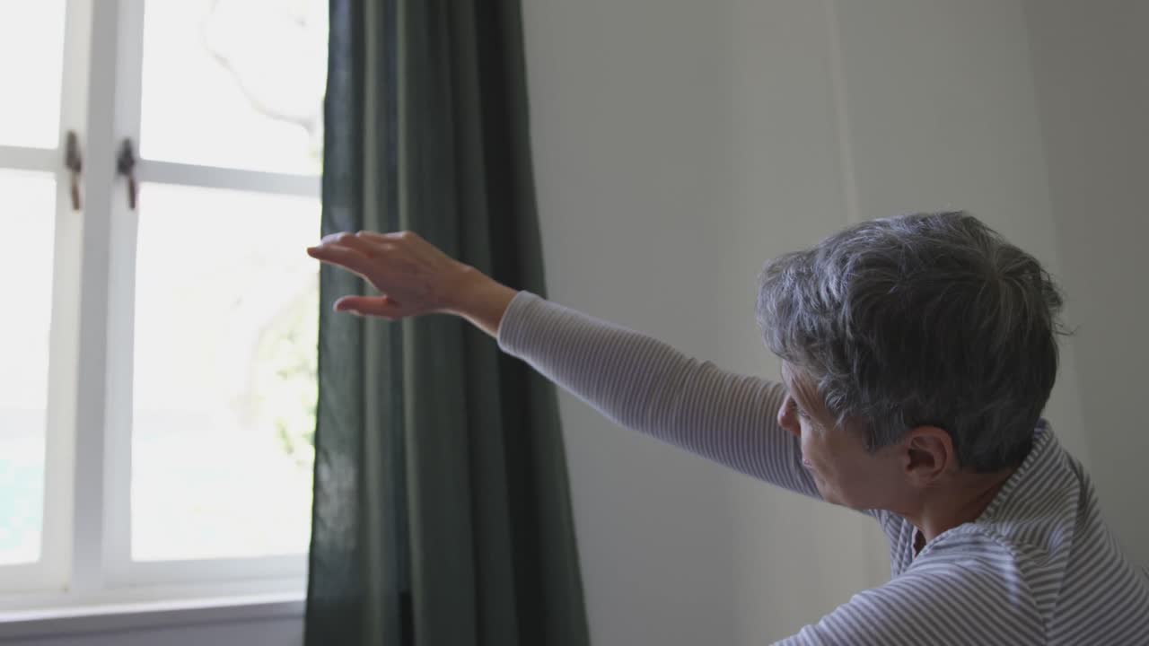 혼자 집에 있는 고령 여성