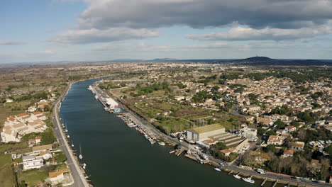 Vuelta-Aérea-Viajando-Sobre-El-Río-Herault-Y-El-Camping-Del-Mar-Mediterráneo.