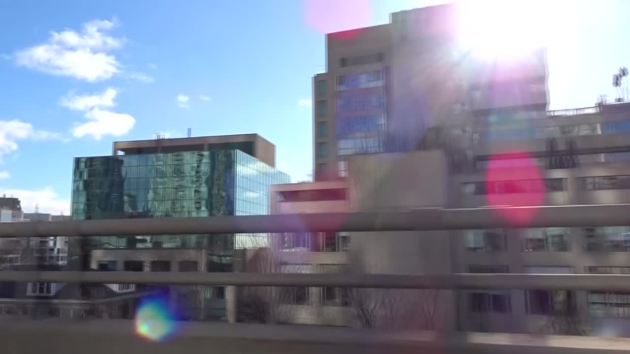 고속도로에서 움직이는 차량에서 다양한 건물과 건축물의 극적인 측면