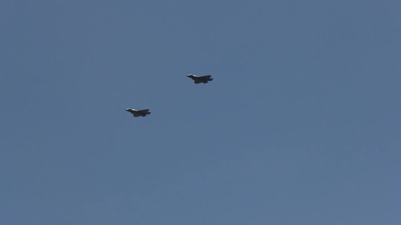 fighter jets fly in formation