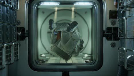astronauta dentro de la estación espacial orbital
