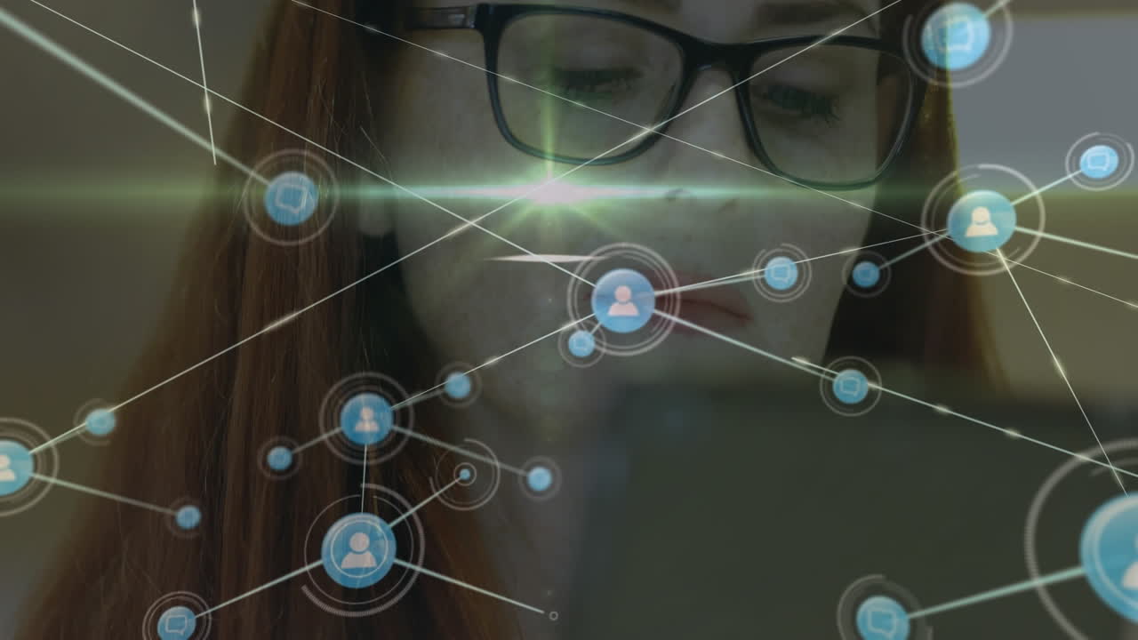 animación de una red de conexiones con iconos sobre una mujer de negocios caucásica que usa una tableta