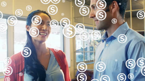 animación de la caída del signo del dólar sobre una pareja diversa